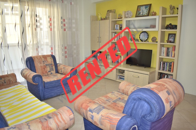 Apartament 2+1 me qera ne rrugen Hysni Gerbolli ne Tirane.
Ndodhet ne katin e 6-te te nje pallati t